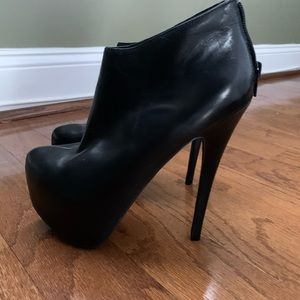 Steve Madden Black Hugh Pump Heels